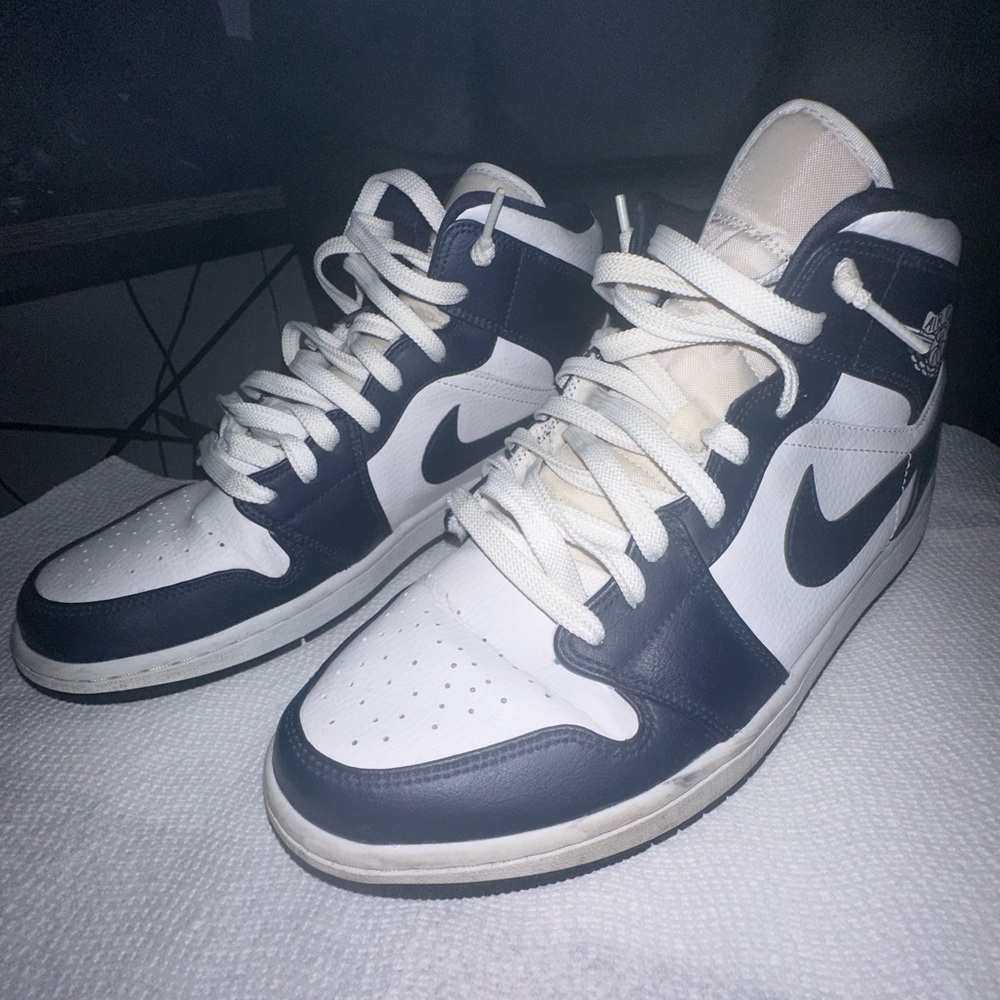 Air Jordan 1 Mid Navy Blue
